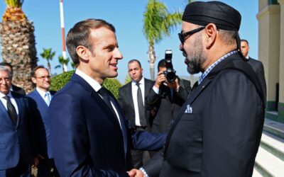 SM le Roi Mohammed VI recevant Macron lors de sa visite au Maroc. ph. archives.