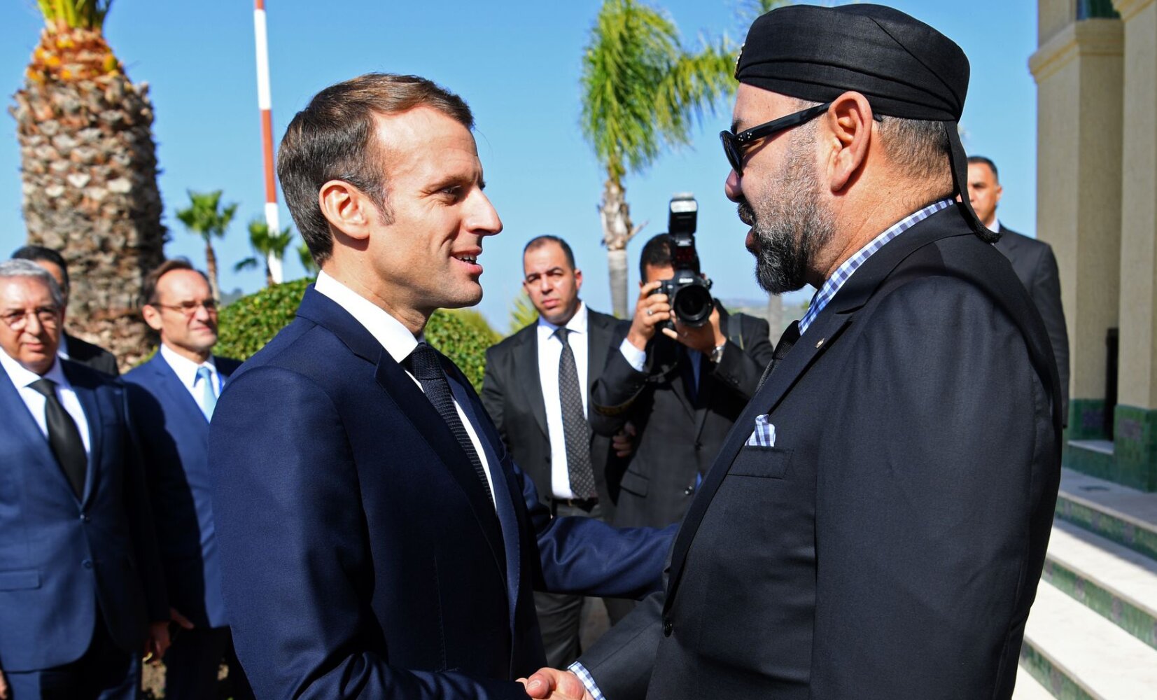 SM le Roi Mohammed VI recevant Macron lors de sa visite au Maroc. ph. archives.