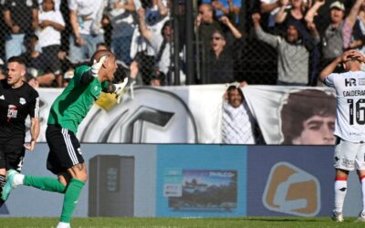 Two goals in the last three minutes with a goalie assist to tie the game: an incredible 3-3 finish between Riestra and Newell's